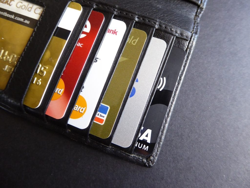 perbedaan kartu debit dan kredit